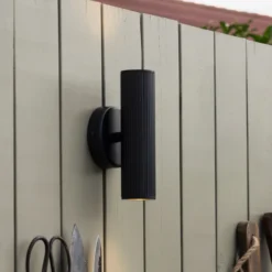 Aplique de pared Hubble de Globen Lighting, negro, altura 21 cm, IP44