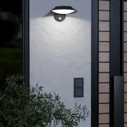 Aplique de pared LED Cerrisi, ancho 10,5 cm, negro, sensor