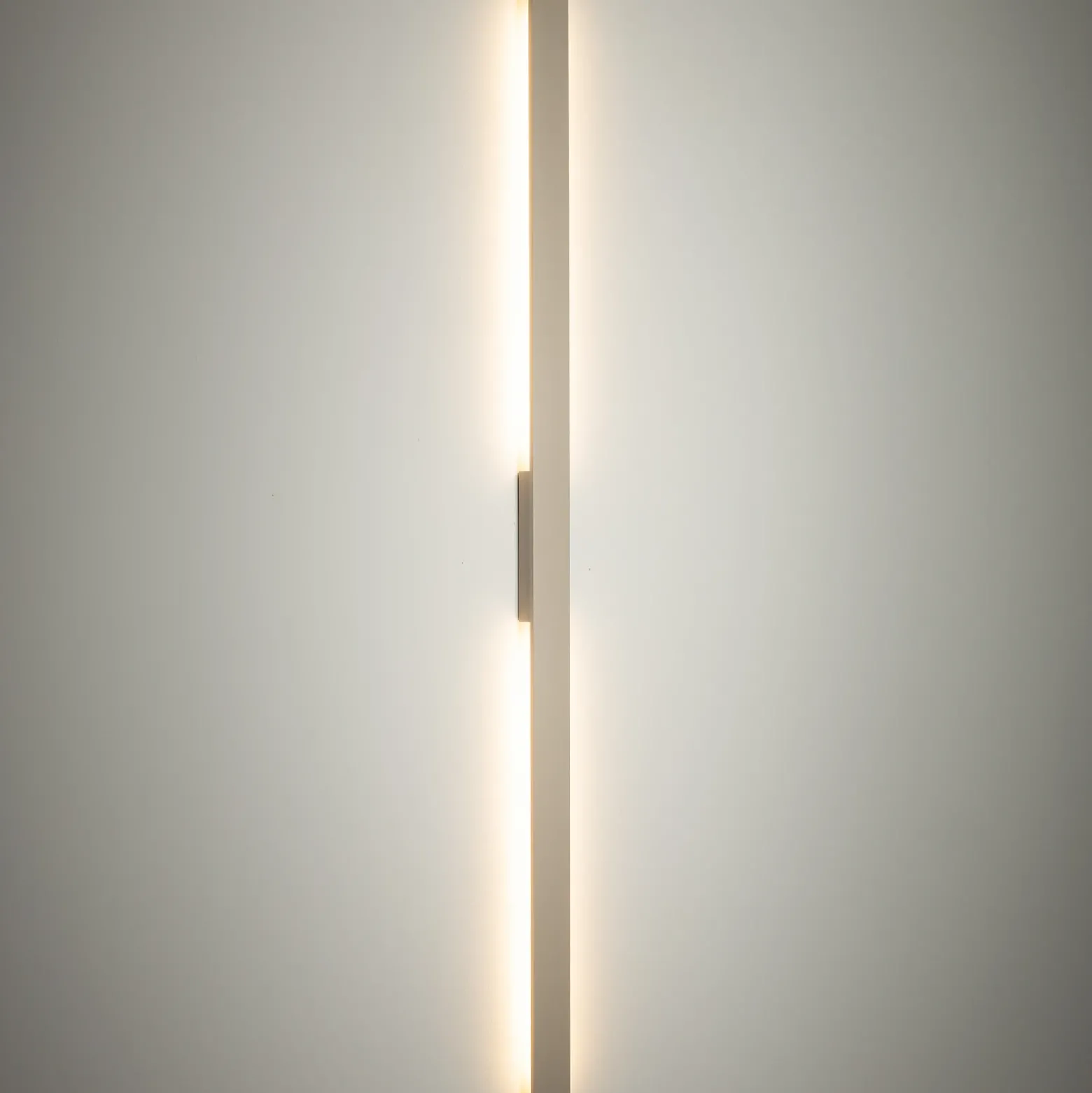 Aplique de pared LED Demi L, arena, aluminio, altura 144 cm, IP54