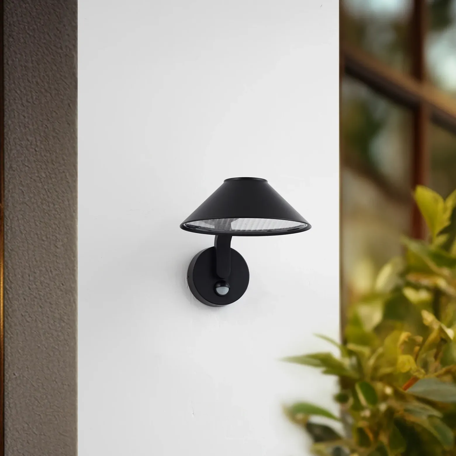 Aplique de pared LED Lindby Capelo, negro, metal, sensor, Ø20 cm