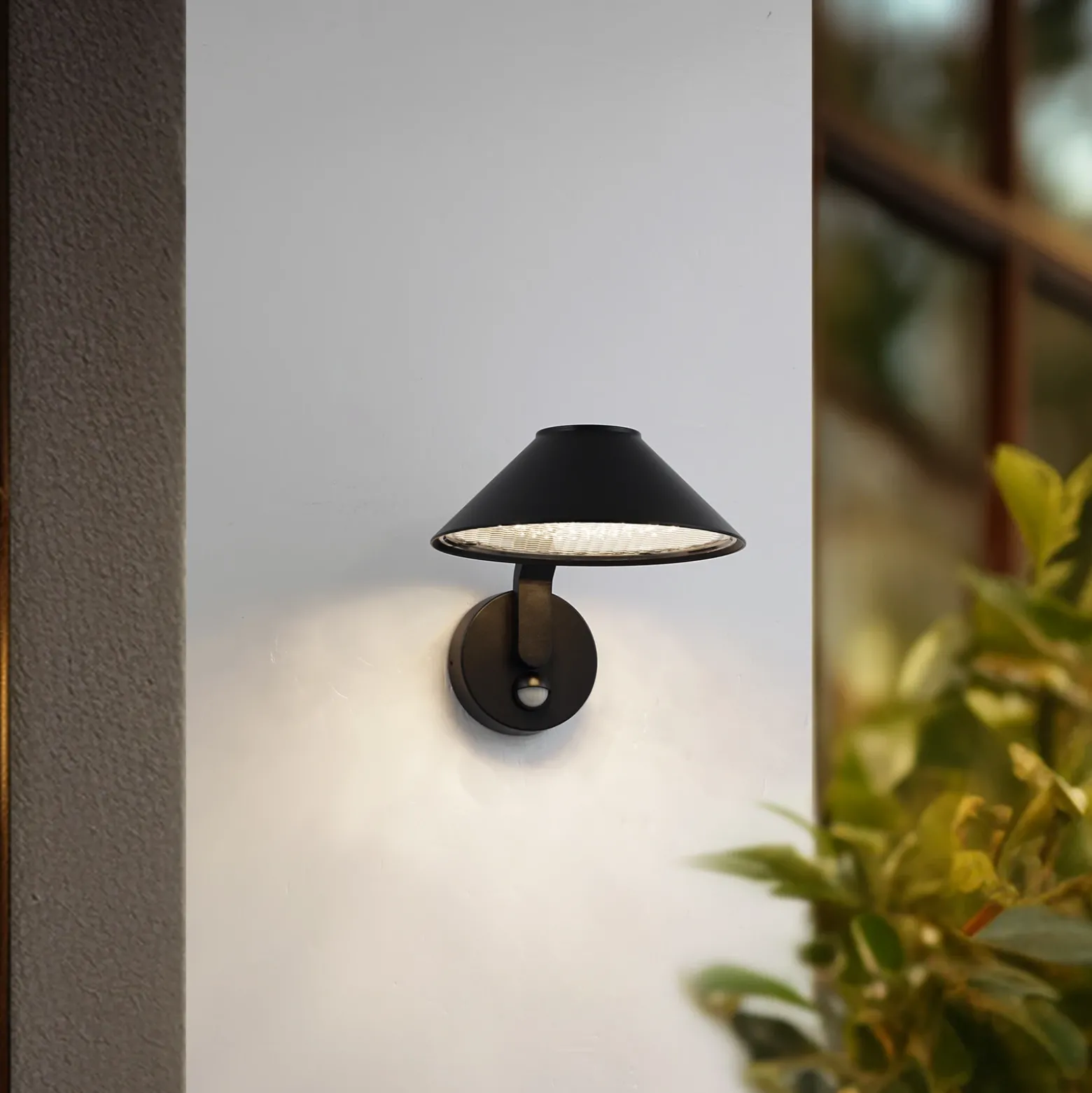 Aplique de pared LED Lindby Capelo, negro, metal, sensor, Ø20 cm