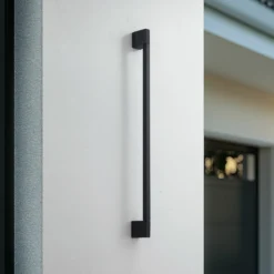 Aplique de pared LED Lindby Neano, 90 cm, negro, metal, IP54