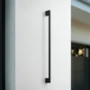 Aplique de pared LED Lindby Neano, 120 cm, negro, metal, IP54