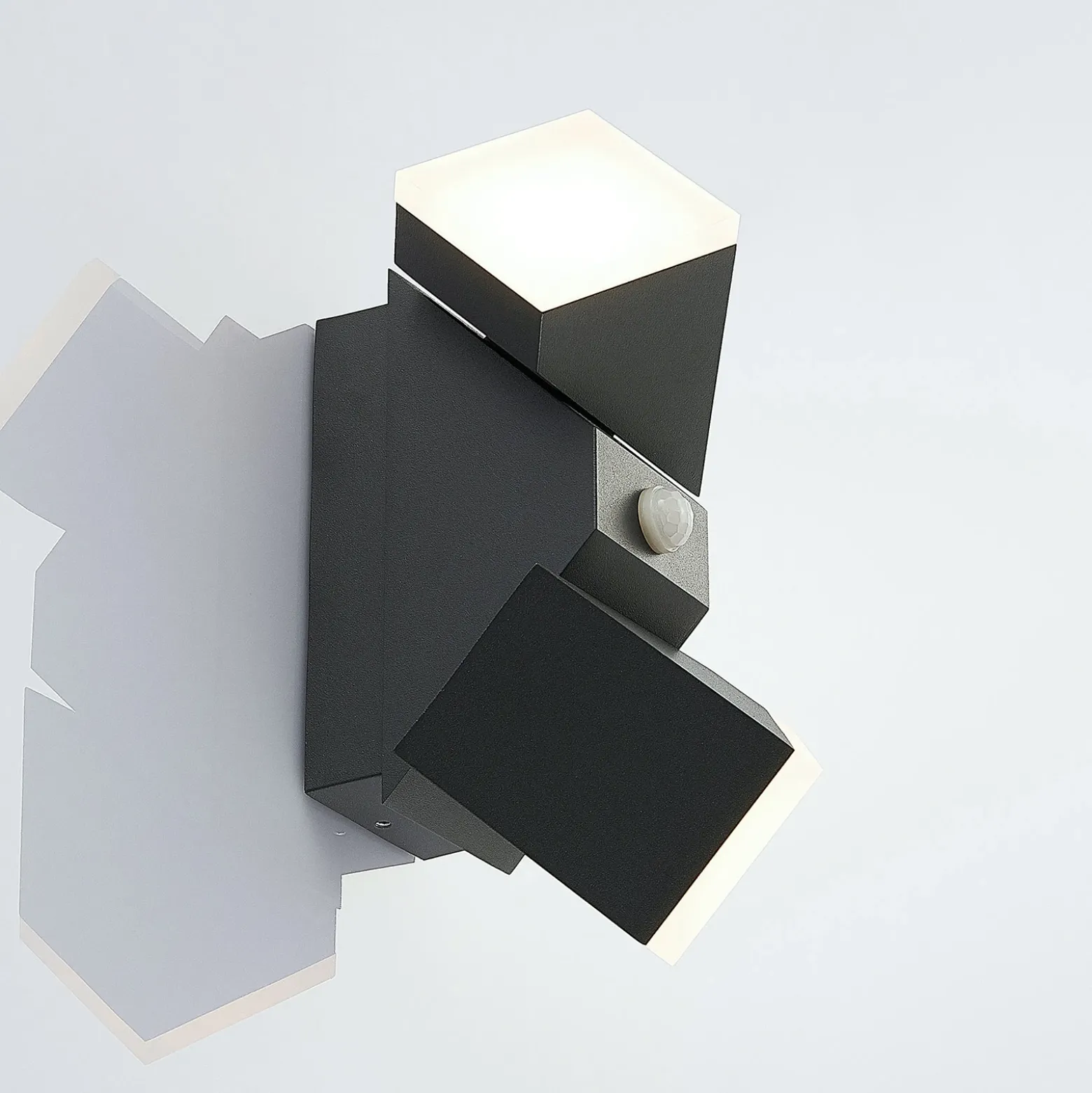 Aplique de pared LED Lindby Sally, 22 cm, antracita, IP54, sensor