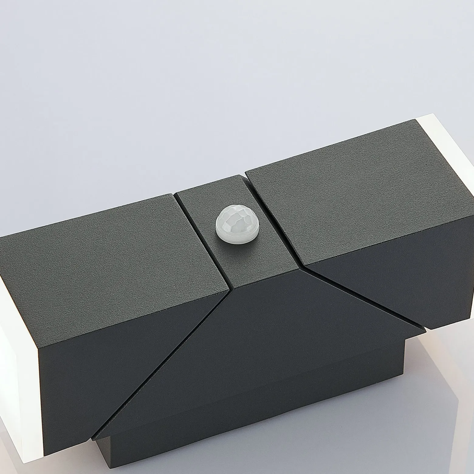 Aplique de pared LED Lindby Sally, 22 cm, antracita, IP54, sensor
