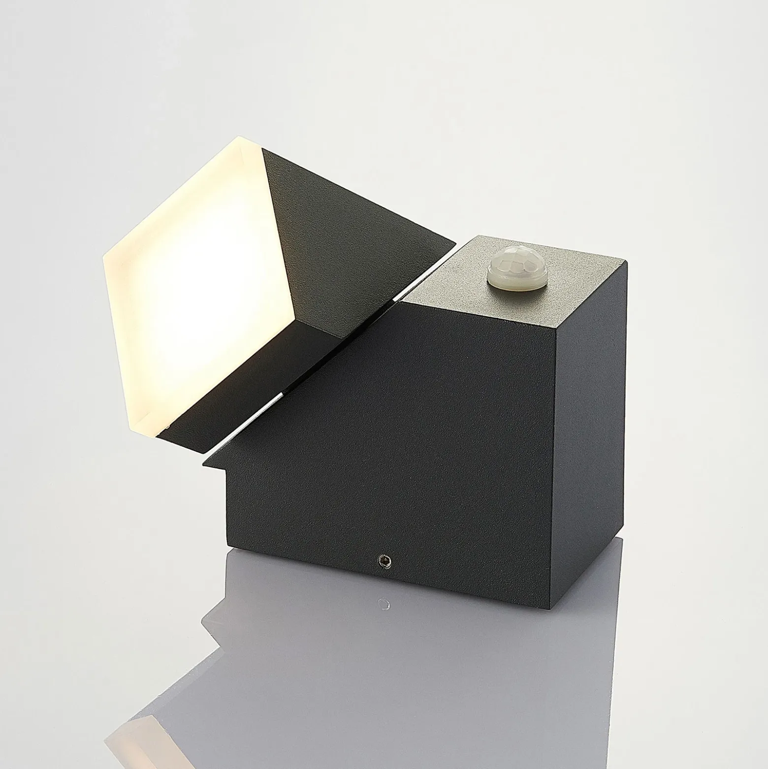 Aplique de pared LED Lindby Sally, 15 cm, antracita, IP54, sensor