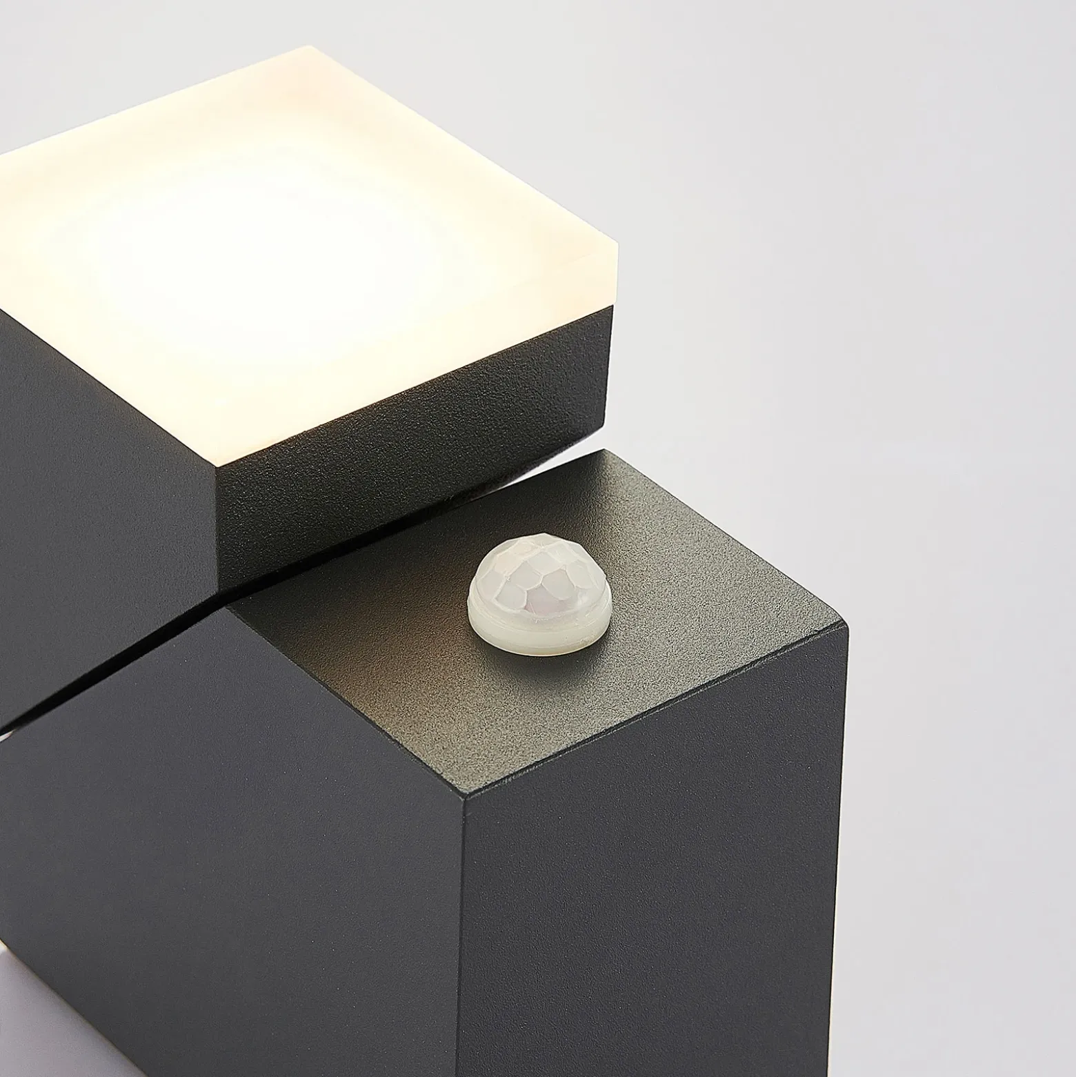 Aplique de pared LED Lindby Sally, 15 cm, antracita, IP54, sensor