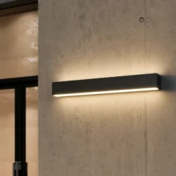 Aplique de pared LED Lucande Lengo, 50 cm, color antracita, luz hacia arriba y
