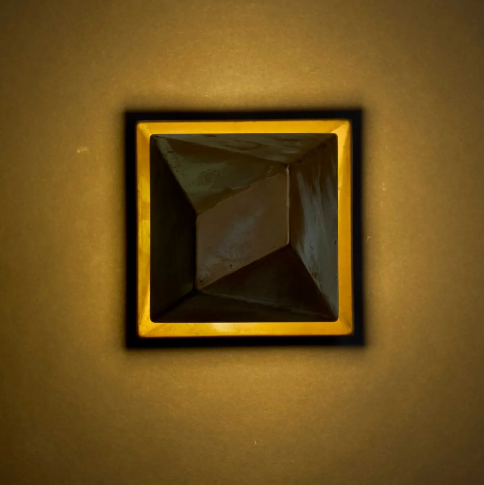 Aplique de pared LED Silva Edge, saliente de 18 cm, color latón antiguo, IP65