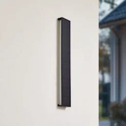 Aplique de pared LED solar Lindby Laarni, atenuable, IP54, negro
