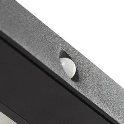 Aplique de pared LED solar Lucande Tavon, angular, negra, con sensor