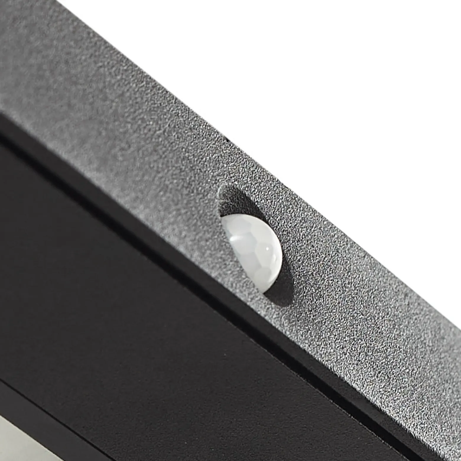 Aplique de pared LED solar Lucande Tavon, angular, negra, con sensor