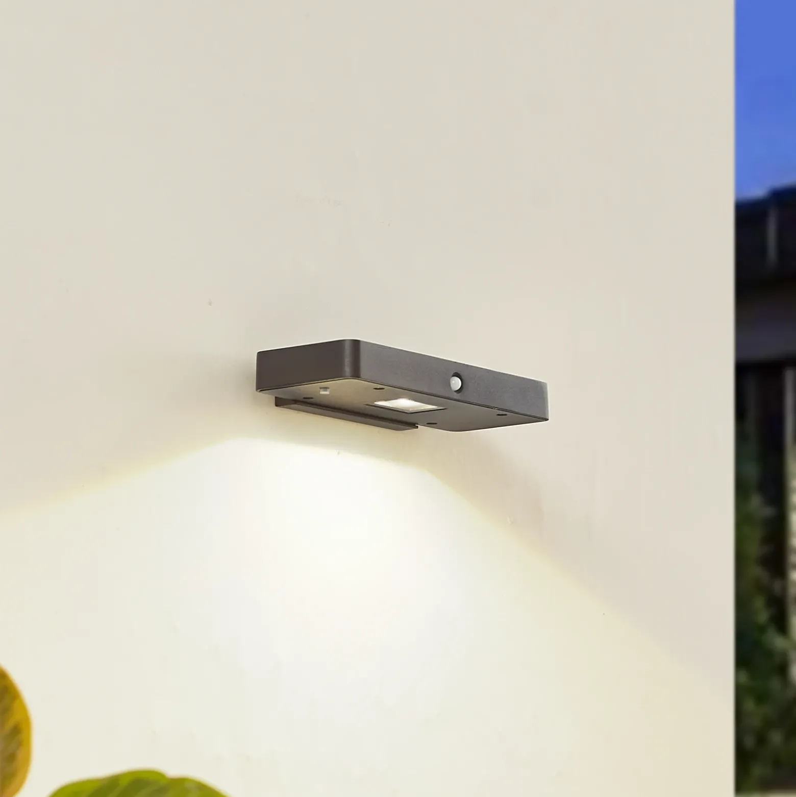 Aplique de pared LED solar Lucande Tavon, angular, negra, con sensor