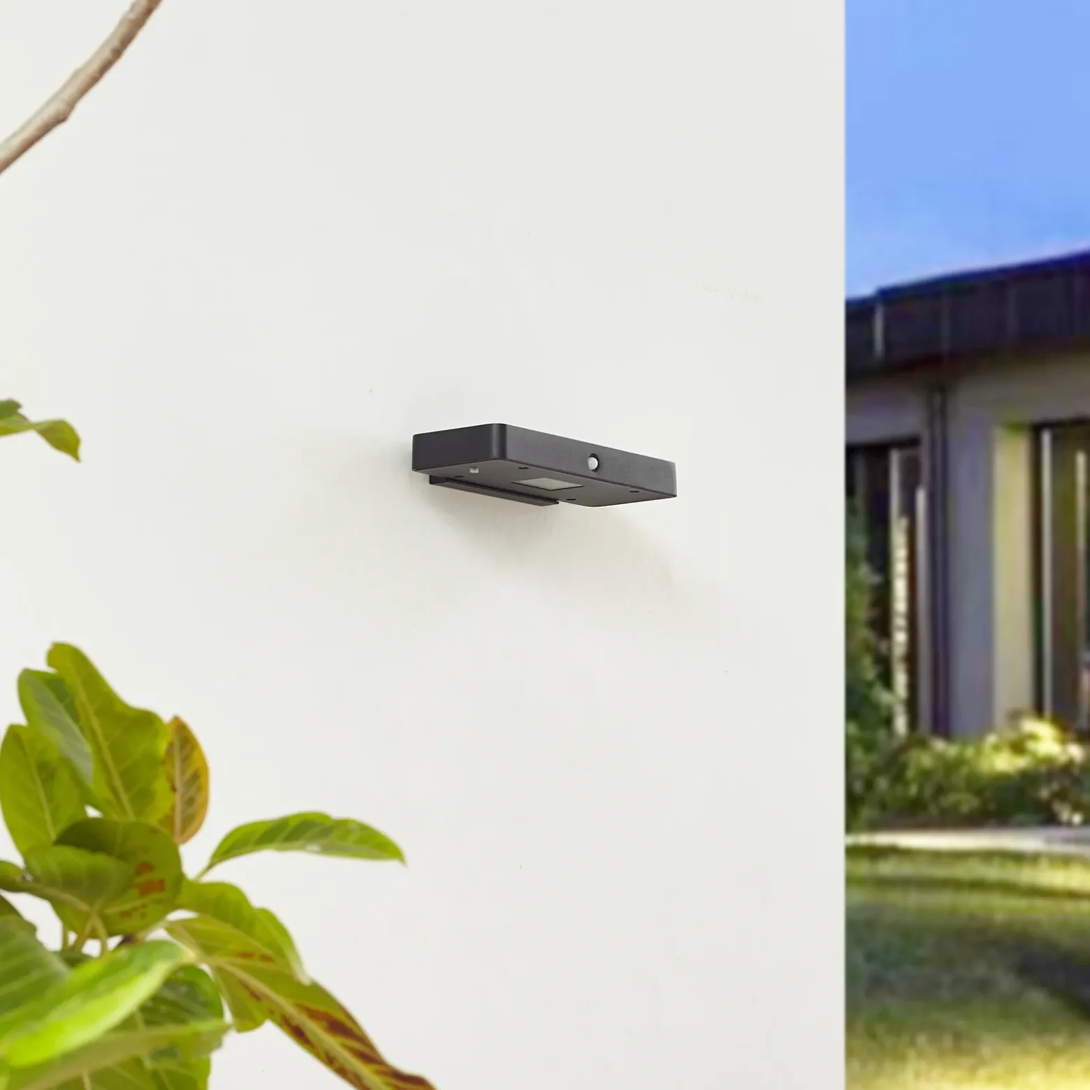 Aplique de pared LED solar Lucande Tavon, angular, negra, con sensor