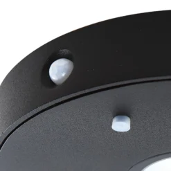 Aplique de pared LED solar Lucande Tavon, redondo, negro, sensor