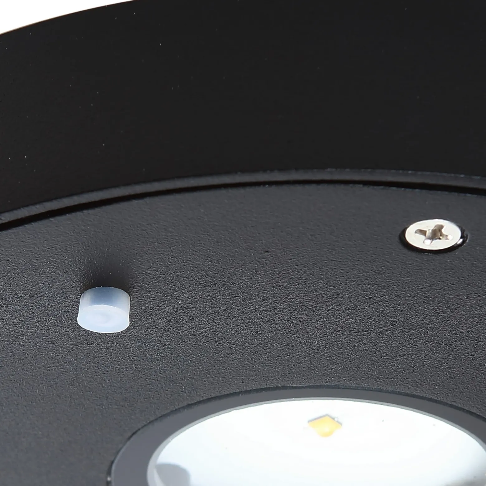 Aplique de pared LED solar Lucande Tavon, redondo, negro, sensor