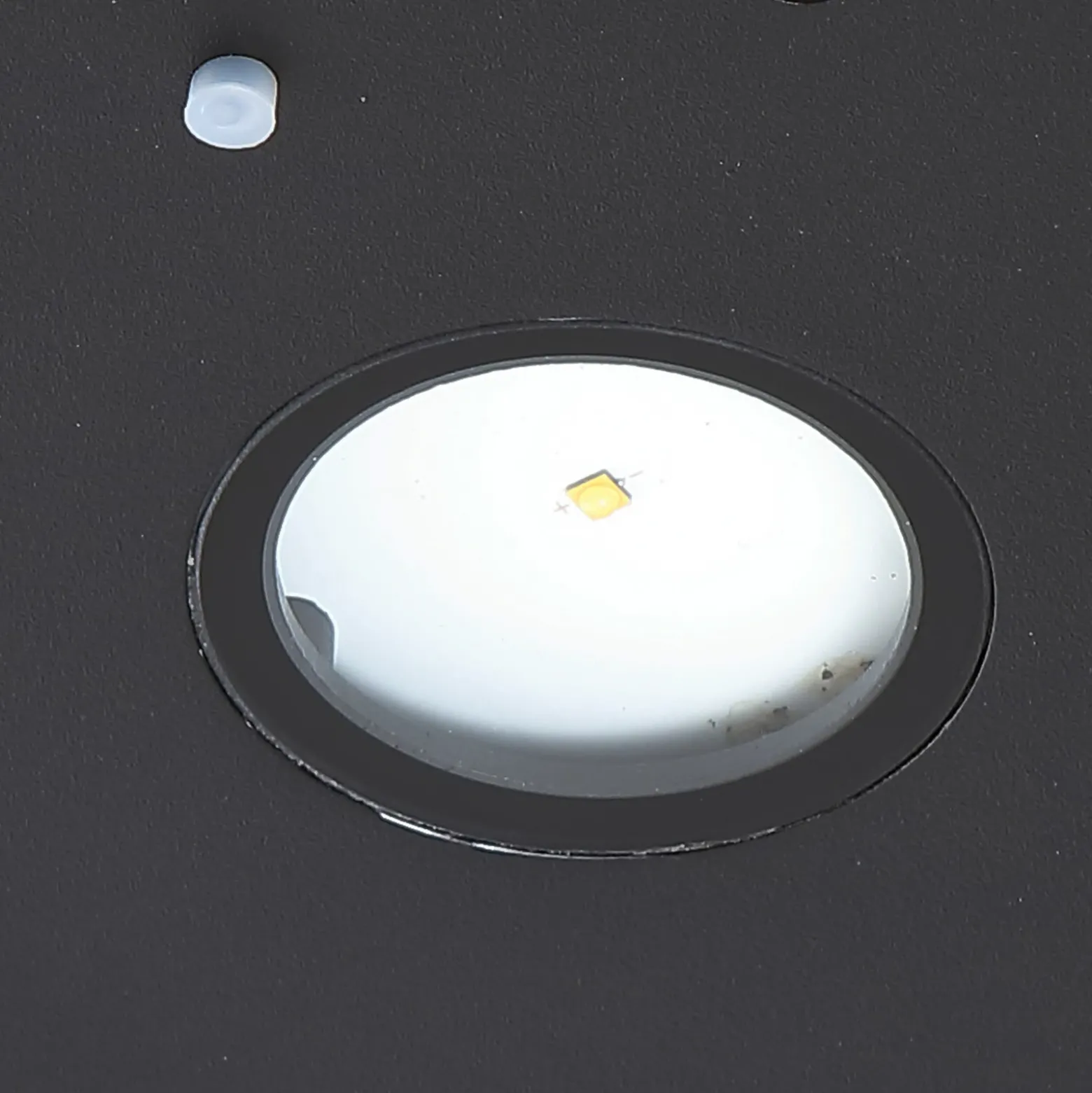 Aplique de pared LED solar Lucande Tavon, redondo, negro, sensor
