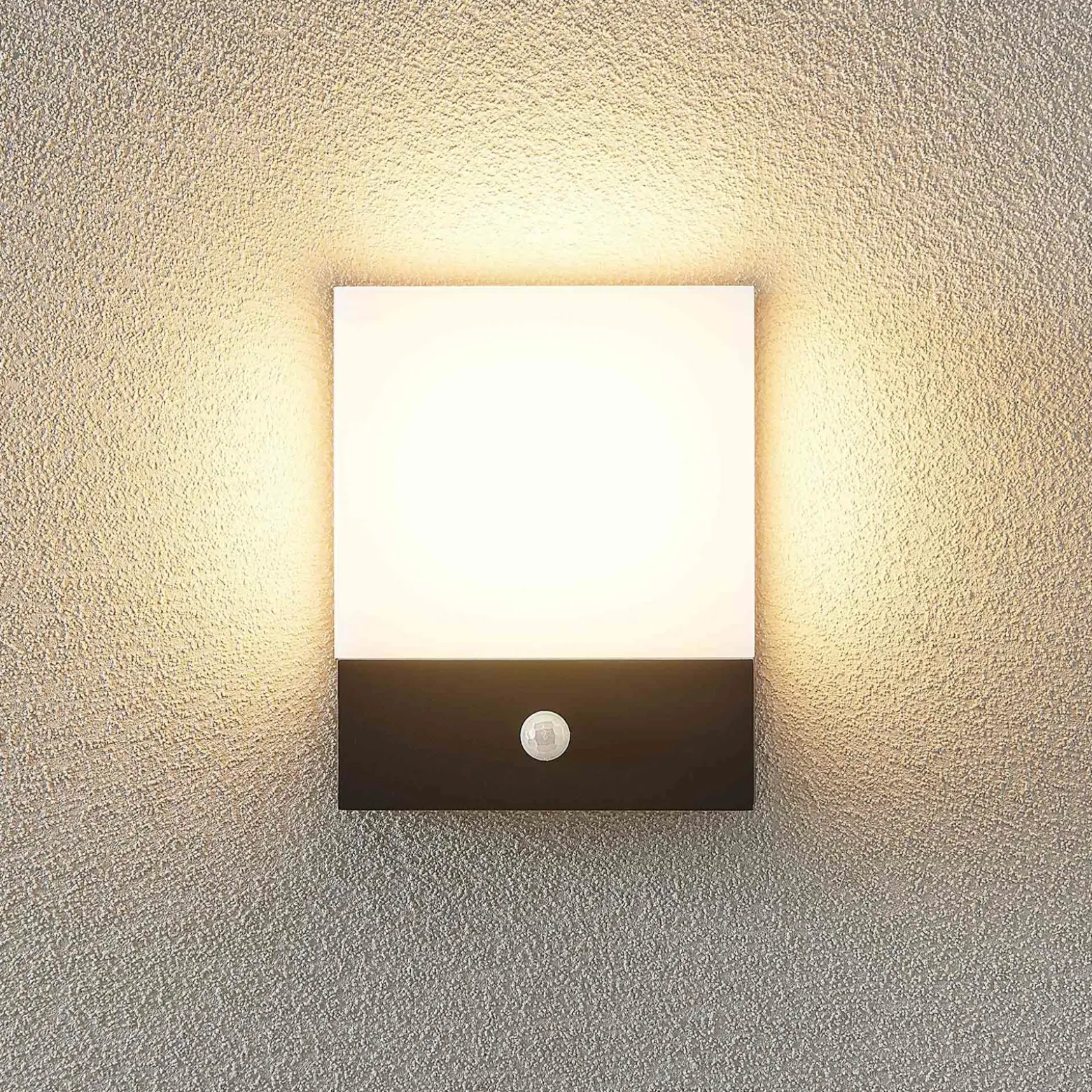 Aplique de pared LED Vanira de Lindby, antracita, aluminio, sensor, IP54