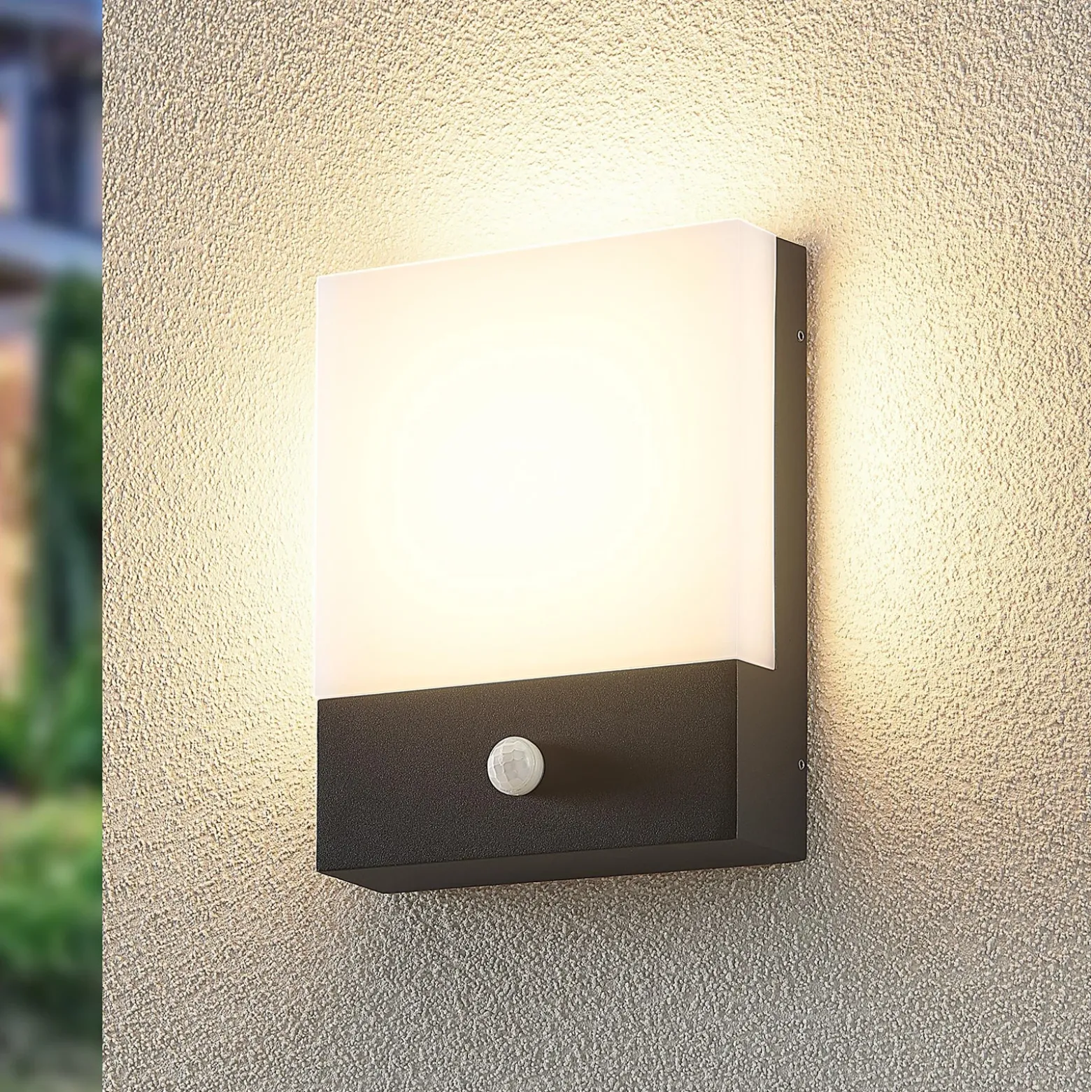 Aplique de pared LED Vanira de Lindby, antracita, aluminio, sensor, IP54
