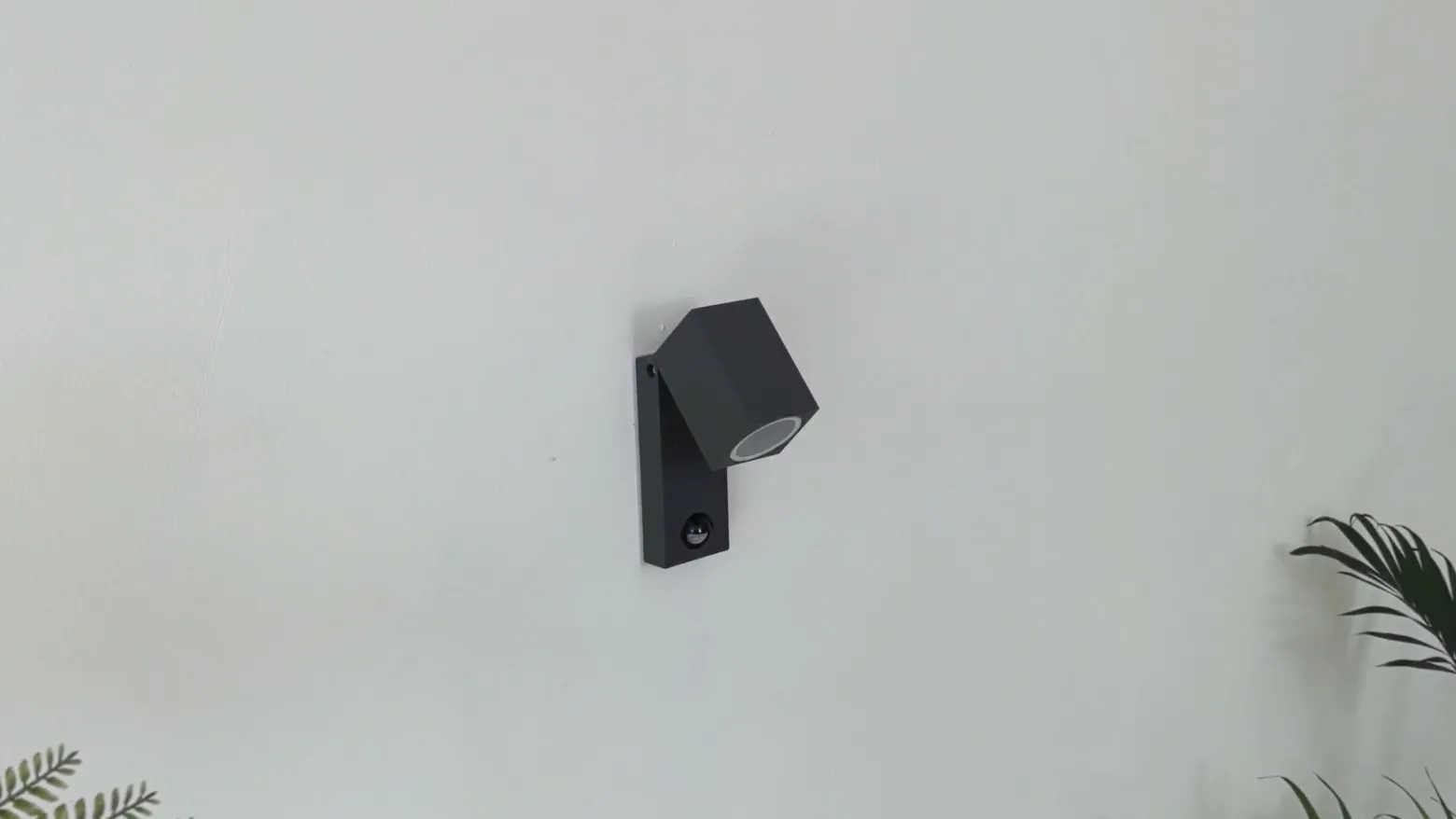 Aplique de pared Lindby Othil, con sensor, antracita, metal, IP44