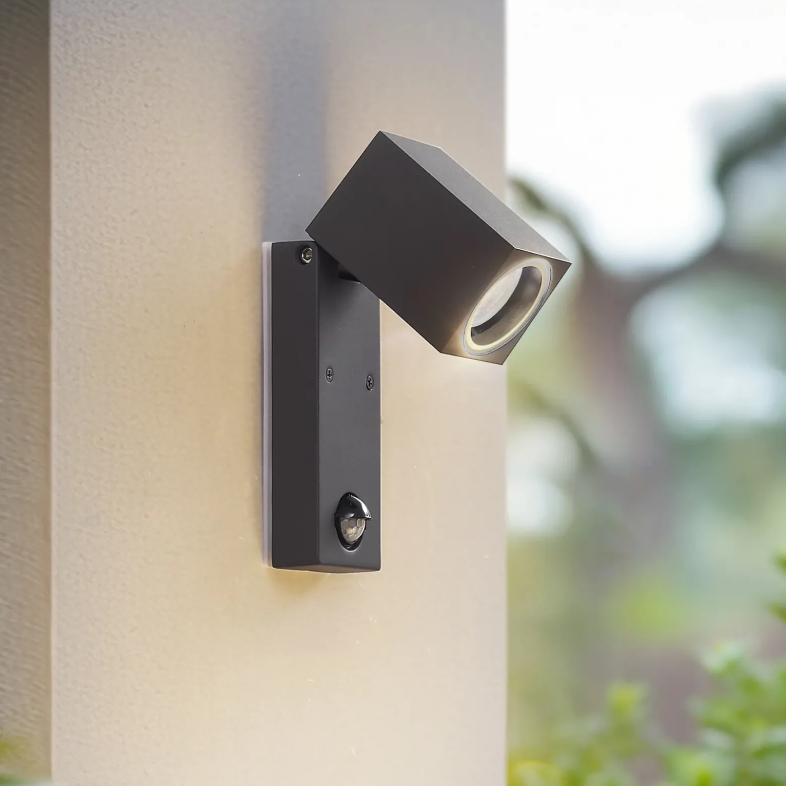 Aplique de pared Lindby Othil, con sensor, antracita, metal, IP44