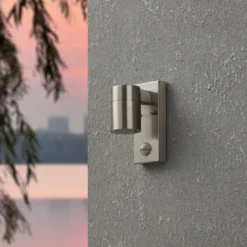 Aplique de pared Riga 5 en color acero inoxidable, 16 cm, sensor de acero
