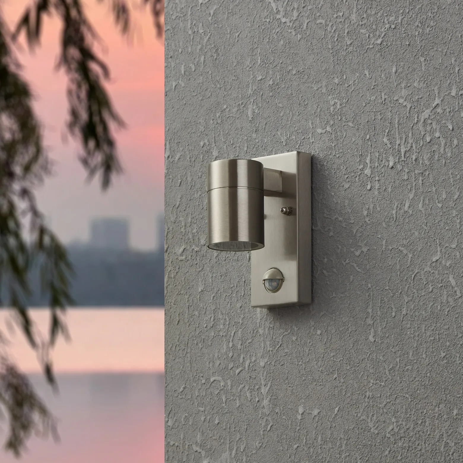 Aplique de pared Riga 5 en color acero inoxidable, 16 cm, sensor de acero