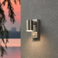 Aplique de pared Riga 5 en color acero inoxidable, 16 cm, sensor de acero
