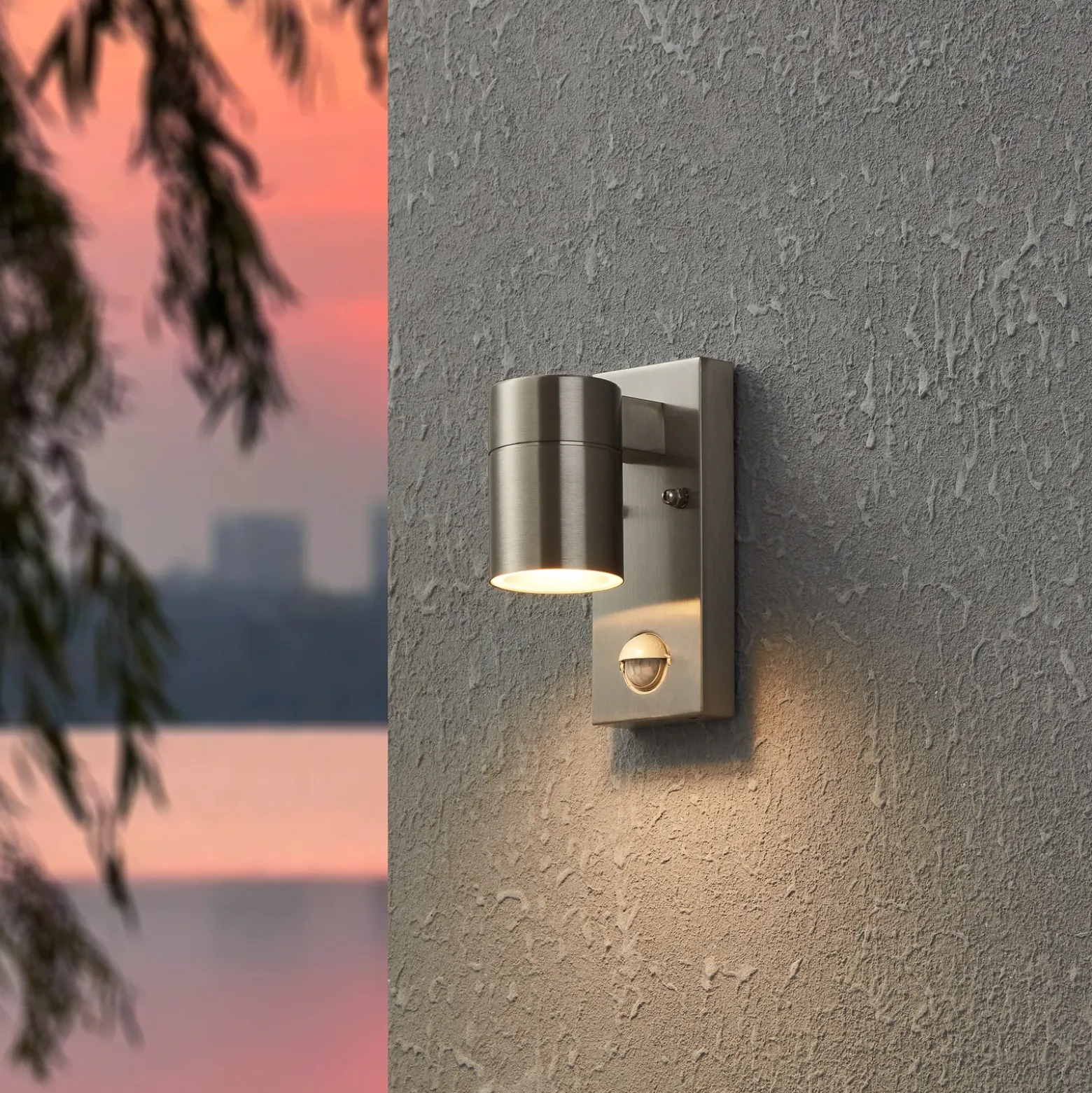 Aplique de pared Riga 5 en color acero inoxidable, 16 cm, sensor de acero