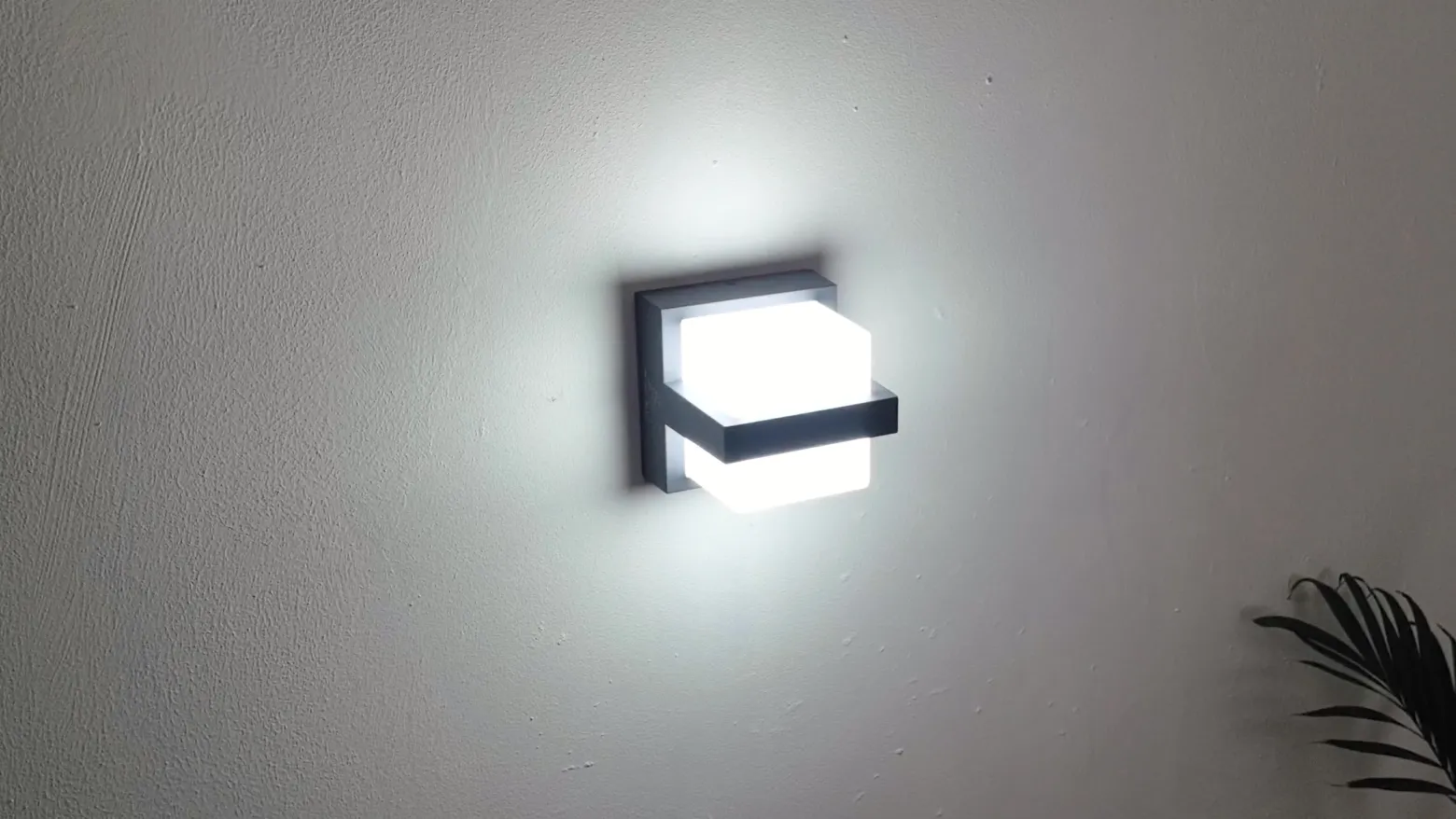 Aplique LED inteligente para exterior Lindby Fyra, angular, CCT RGB, Tuya
