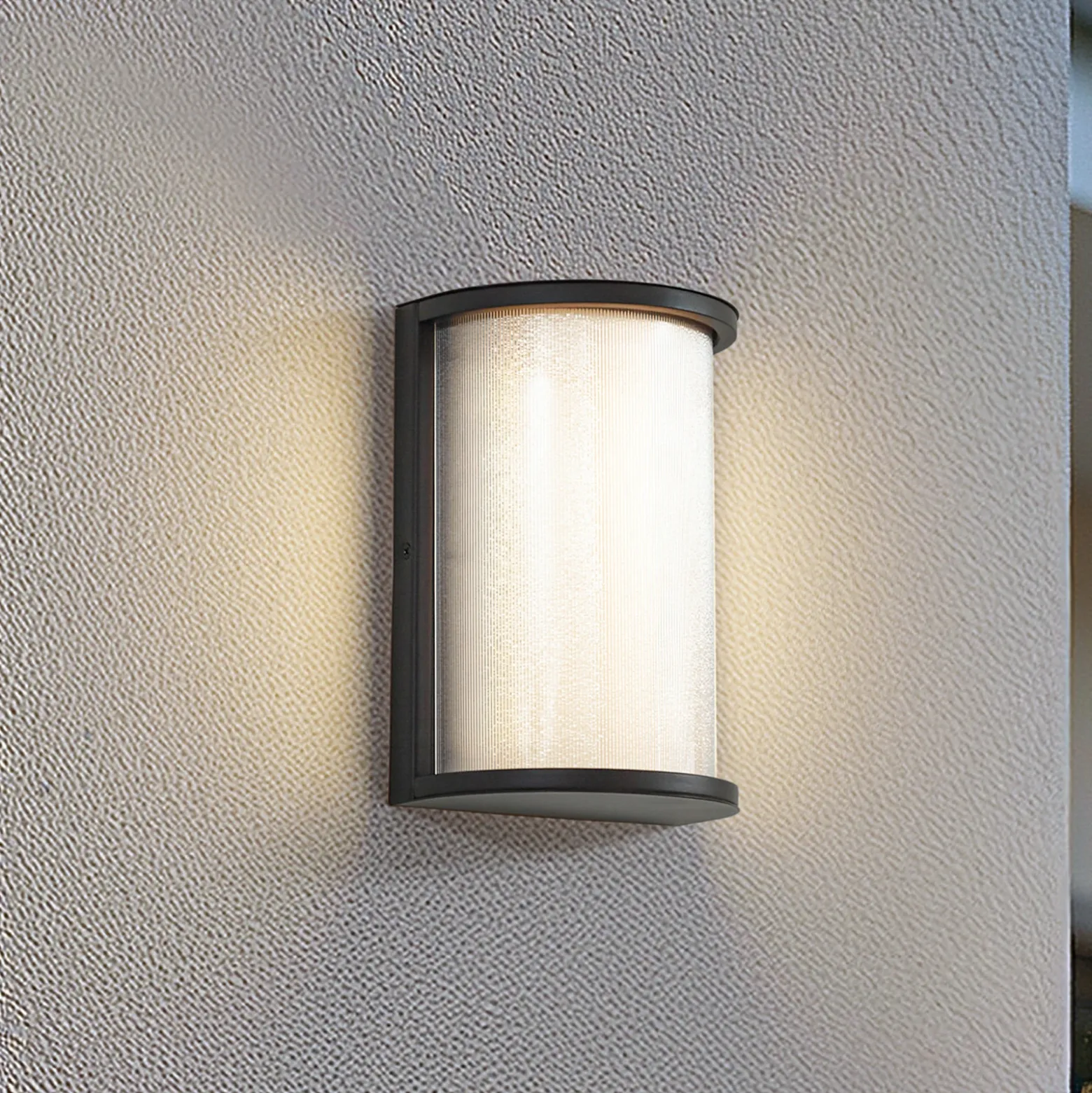 Aplique LED para exterior Calvik de Lindby, negro, estriado, IP44