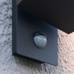 Aplique LED para exterior Ferdinand de Lucande, sensor, gris oscuro