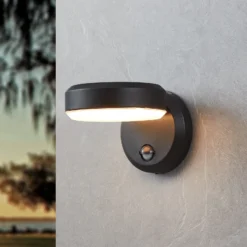 Aplique LED para exterior Fornaci, negra, 16 cm de ancho, con sensor