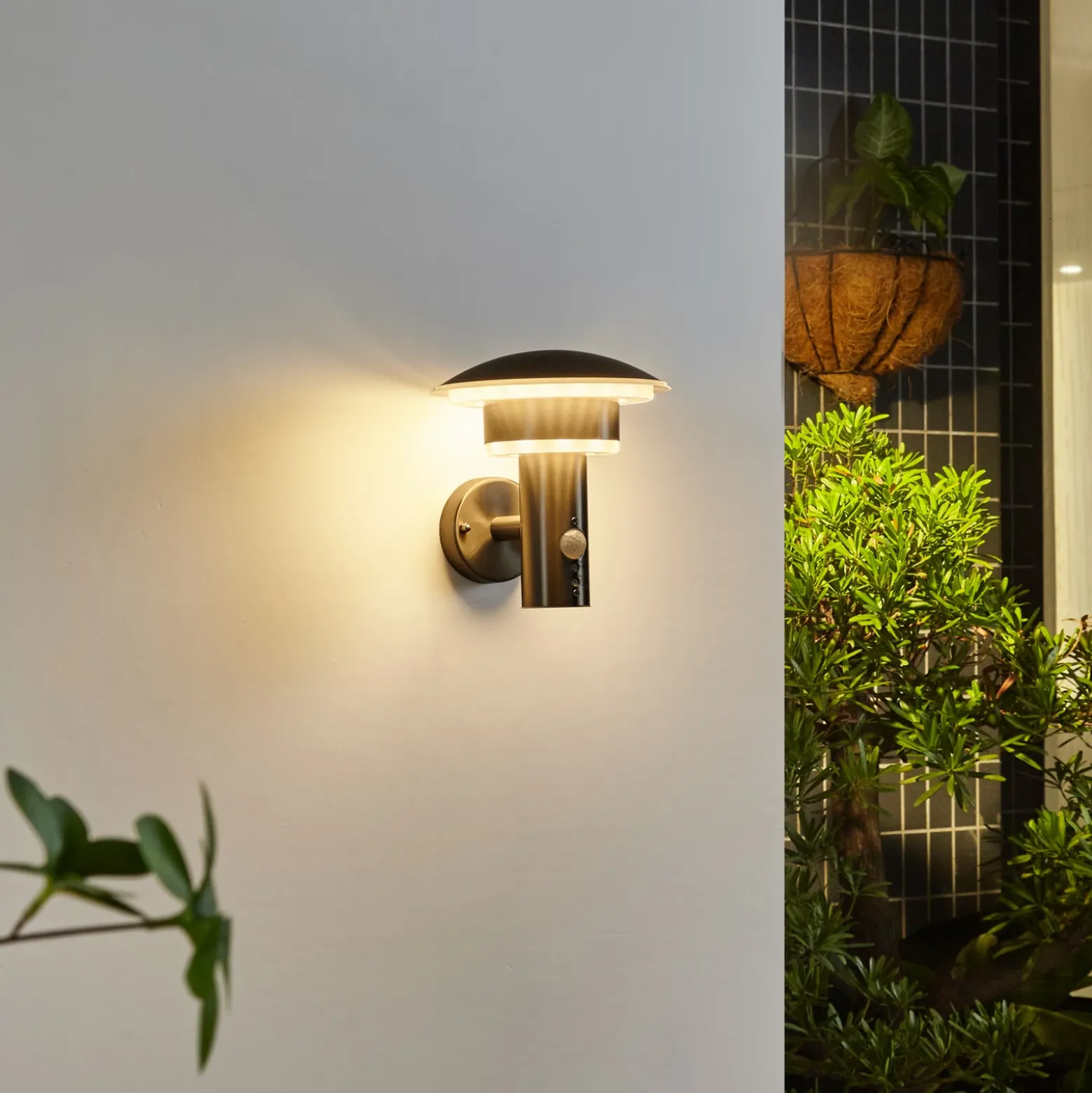 Aplique LED para exterior Lillie de Lindby, sensor, altura 19 cm