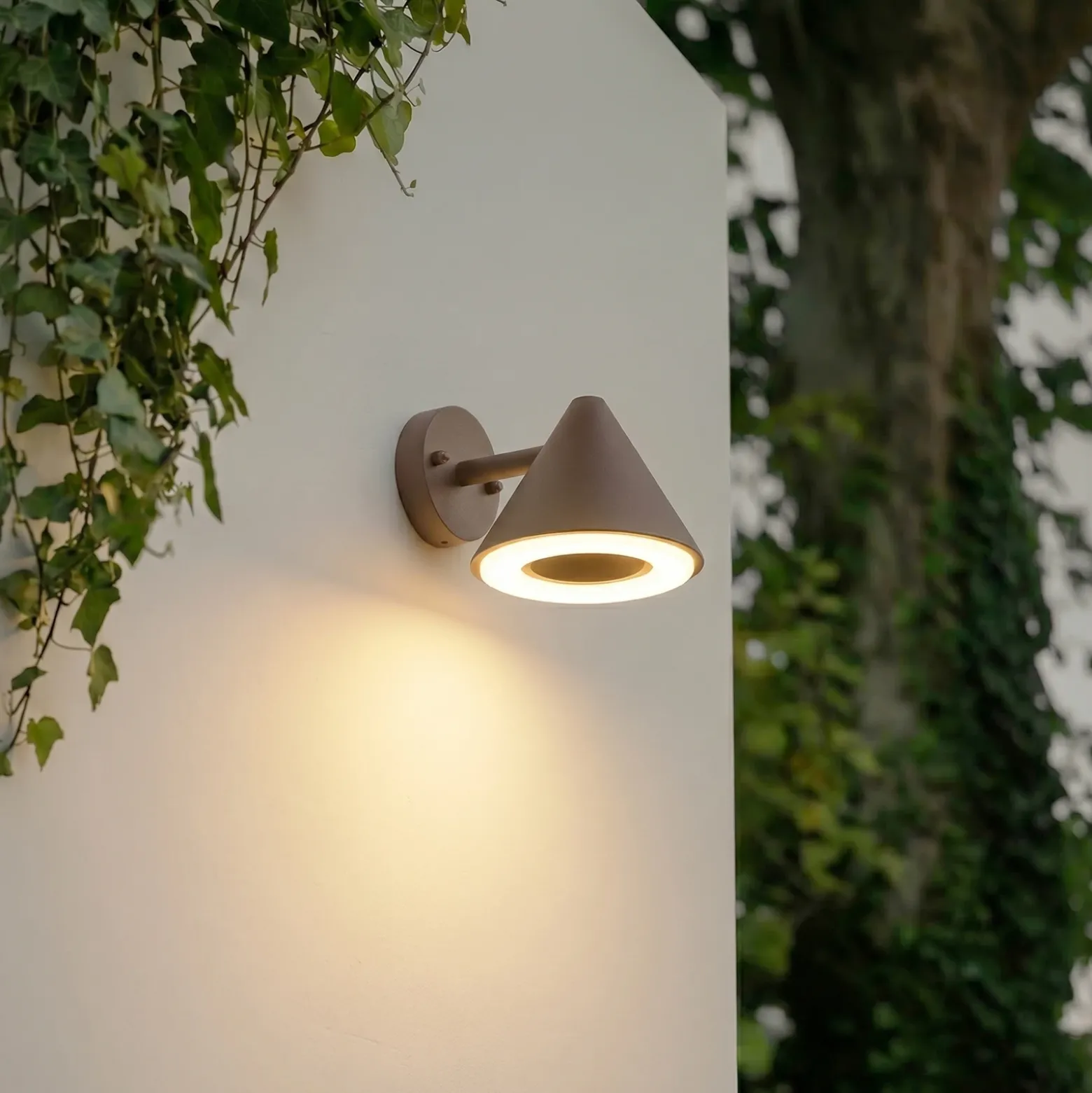 Aplique LED para exterior Lindby Soran, marrón, metal, IP44