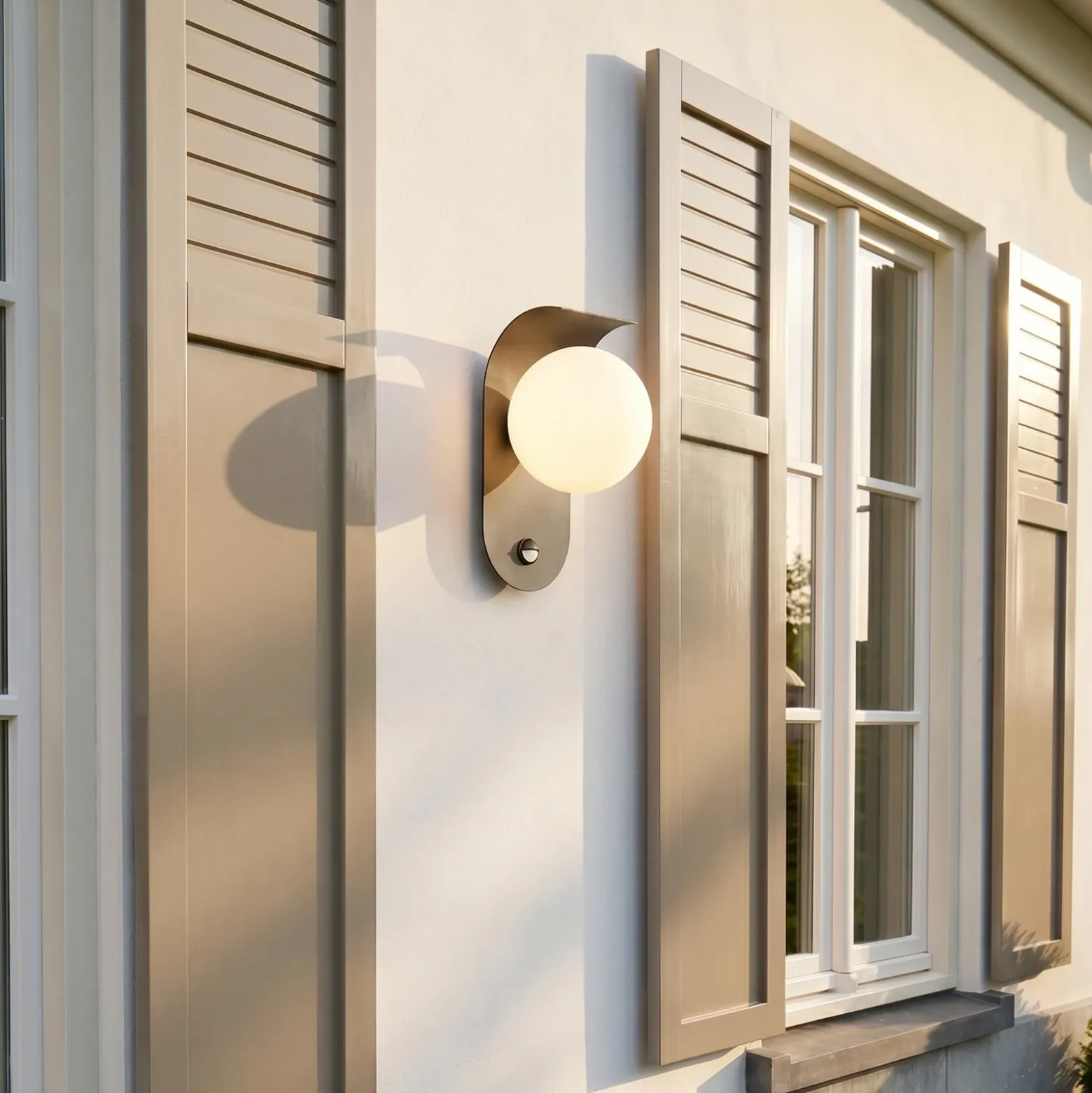 Aplique LED para exterior Lindby Lacie, sensor, blanco/negro, aluminio