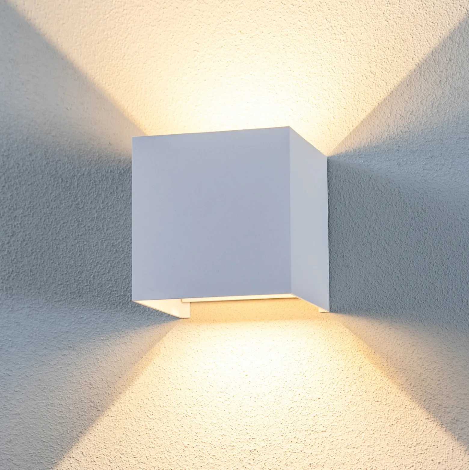 Aplique LED para exterior Lindby Nivar, angular, blanca, 10 cm, IP54