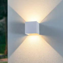 Aplique LED para exterior Lindby Nivar, angular, blanca, 10 cm, IP54