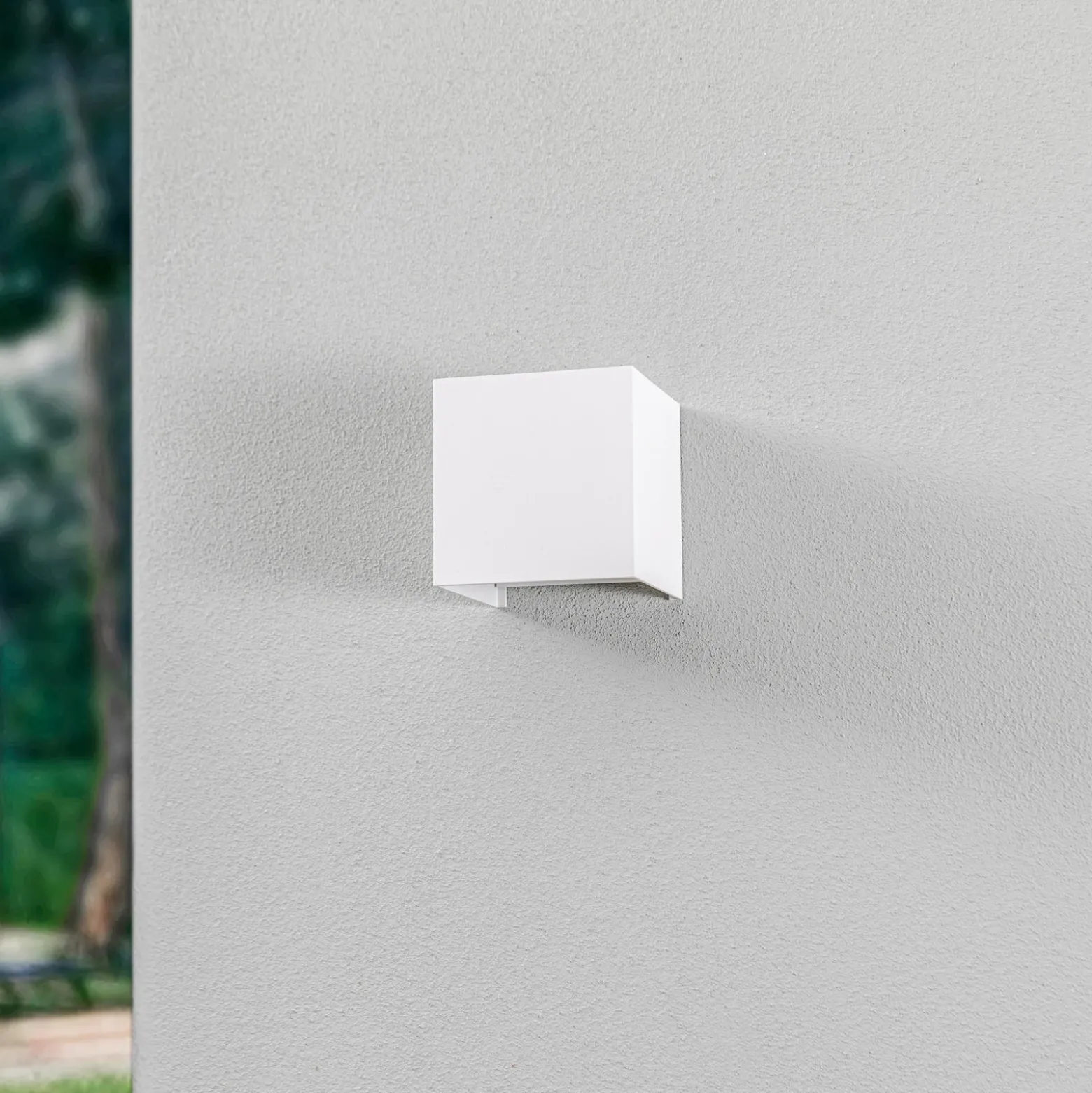 Aplique LED para exterior Lindby Nivar, angular, blanca, 10 cm, IP54