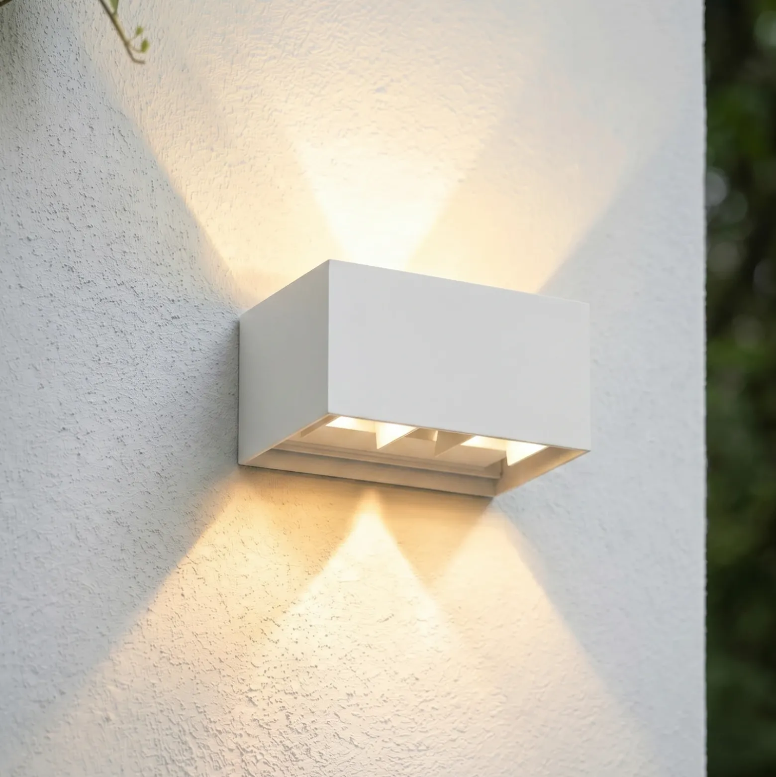 Aplique LED para exterior Lindby Nivar, angular, blanca, 20 cm, IP54