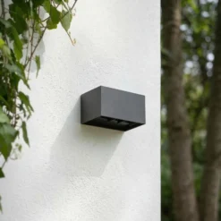 Aplique LED para exterior Lindby Nivar, angular, negro, 20 cm, IP54