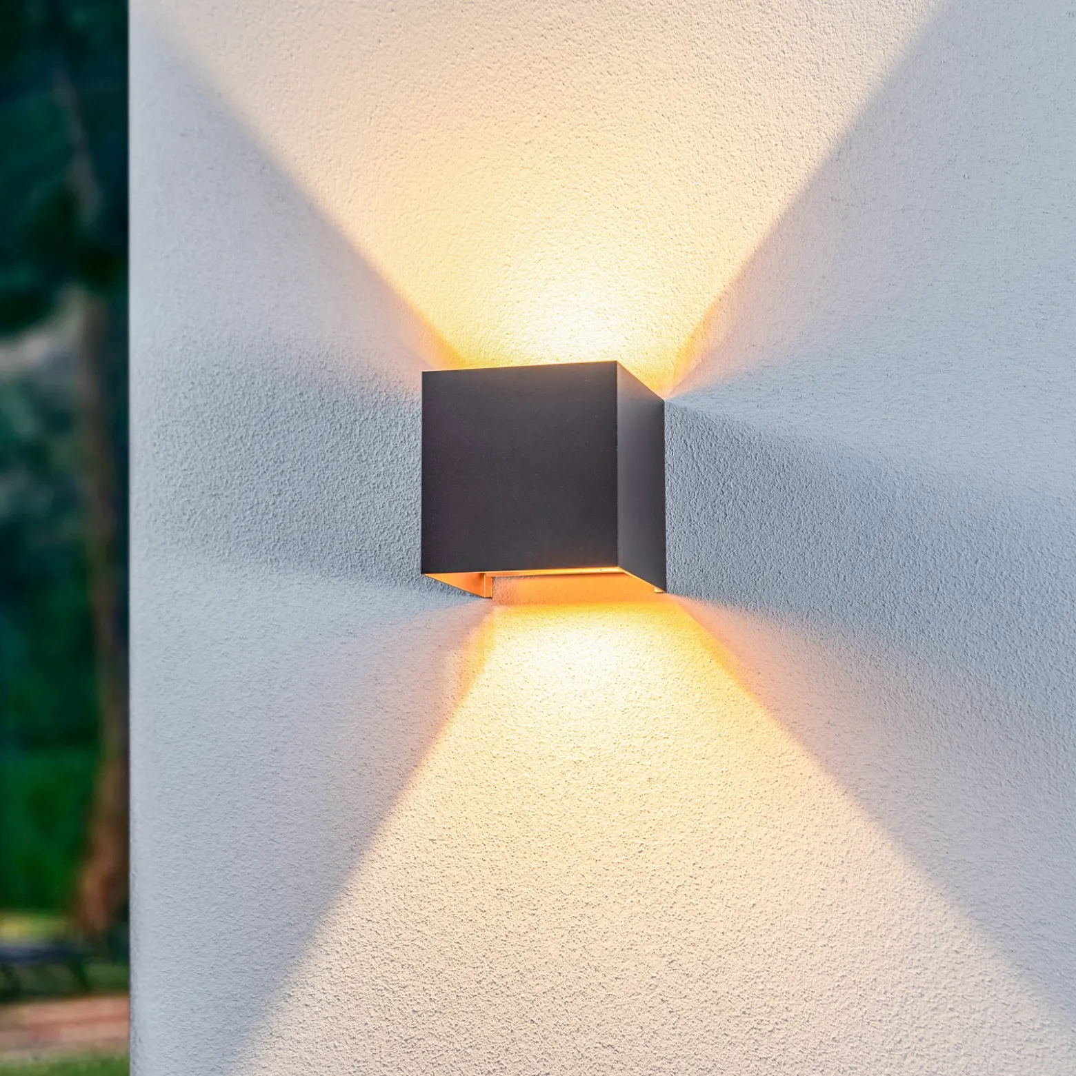 Aplique LED para exterior Lindby Nivar, angular, negro/dorado, 10 cm