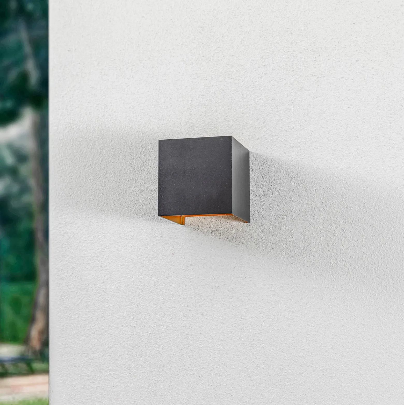 Aplique LED para exterior Lindby Nivar, angular, negro/dorado, 10 cm