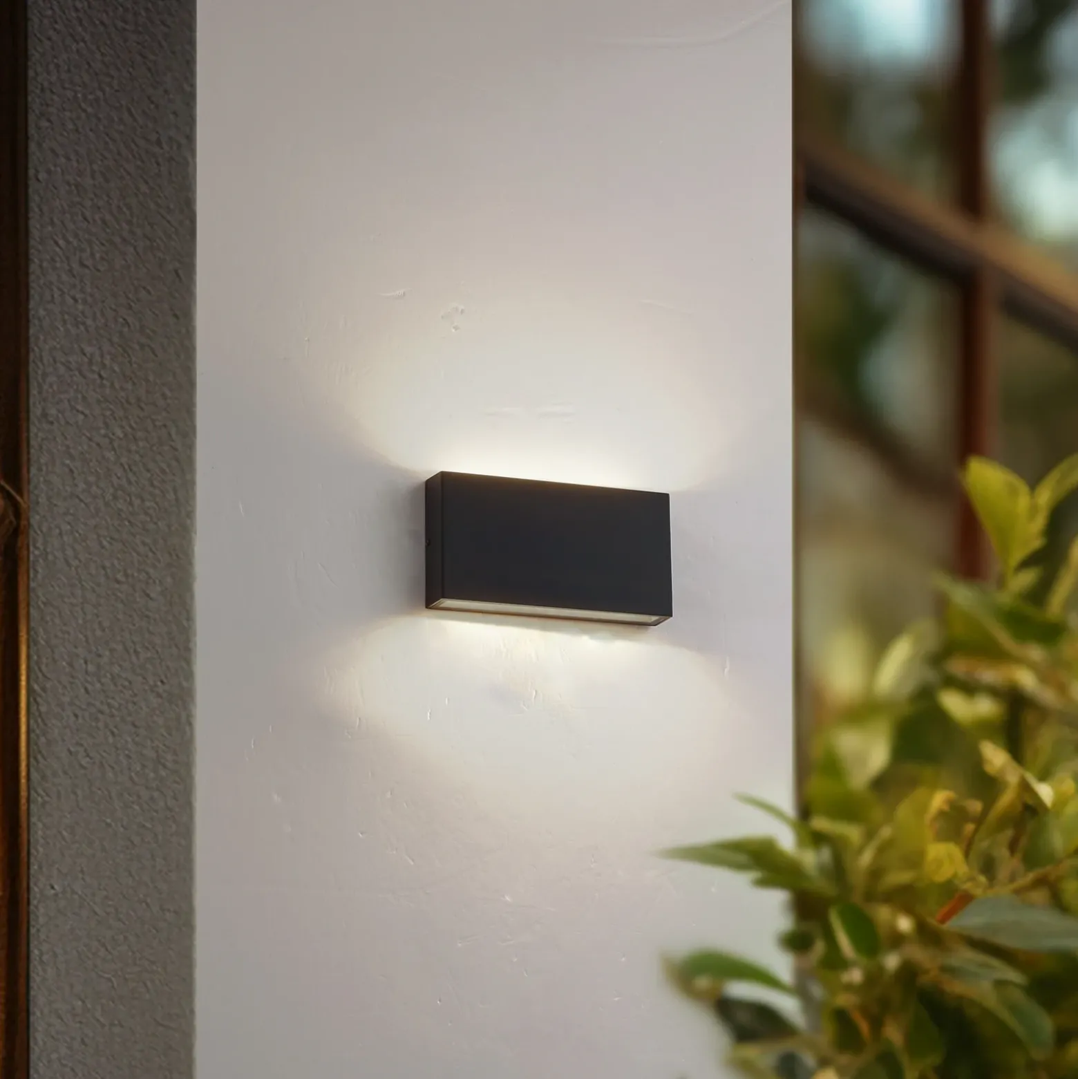 Aplique LED para exterior Lindby Jarte, negra, metal, 17 cm, IP54