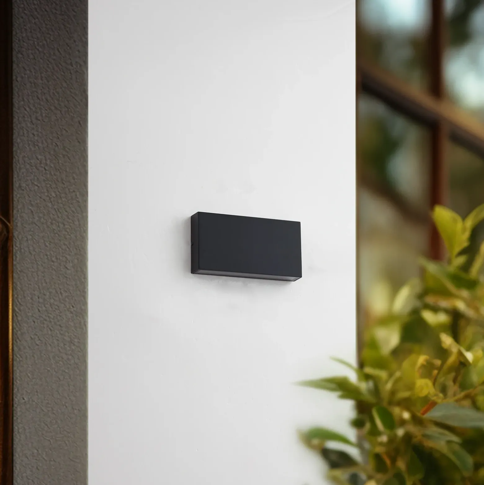 Aplique LED para exterior Lindby Jarte, negra, metal, 17 cm, IP54