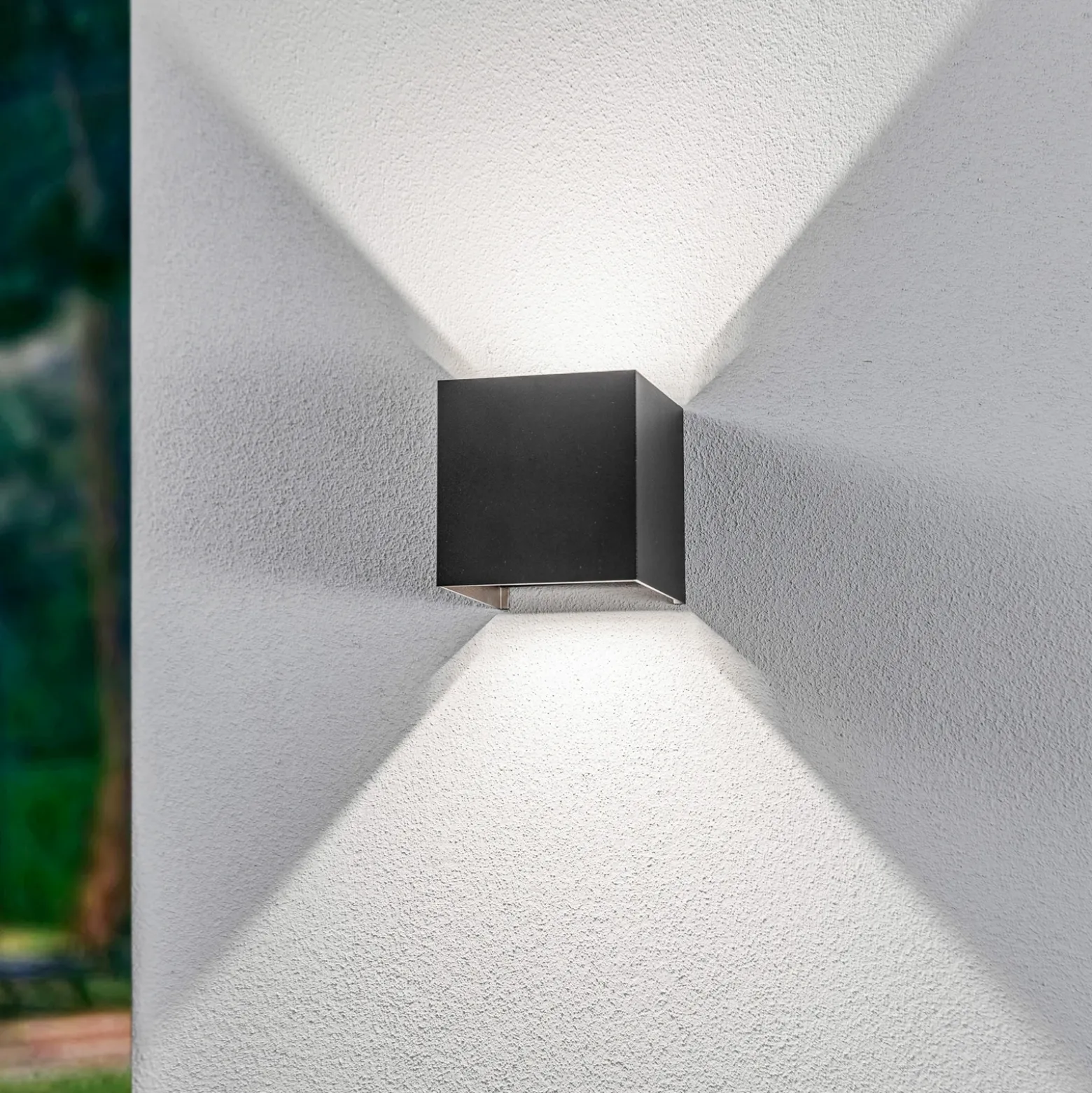 Aplique LED para exterior Lindby Nivar, angular, negro, 10 cm, IP54