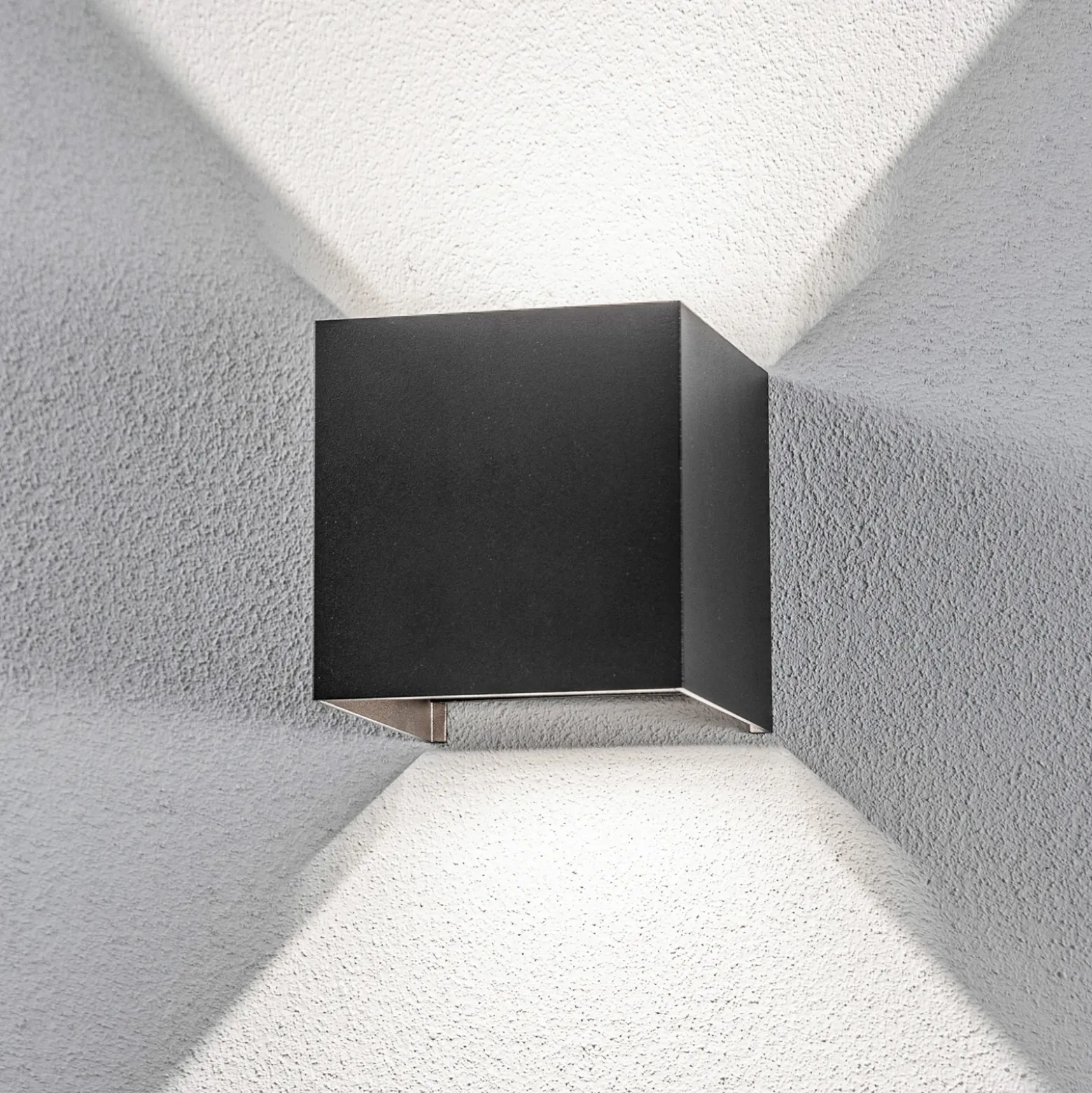Aplique LED para exterior Lindby Nivar, angular, negro, 10 cm, IP54