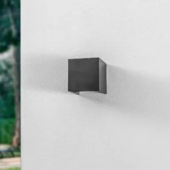 Aplique LED para exterior Lindby Nivar, angular, negro, 10 cm, IP54