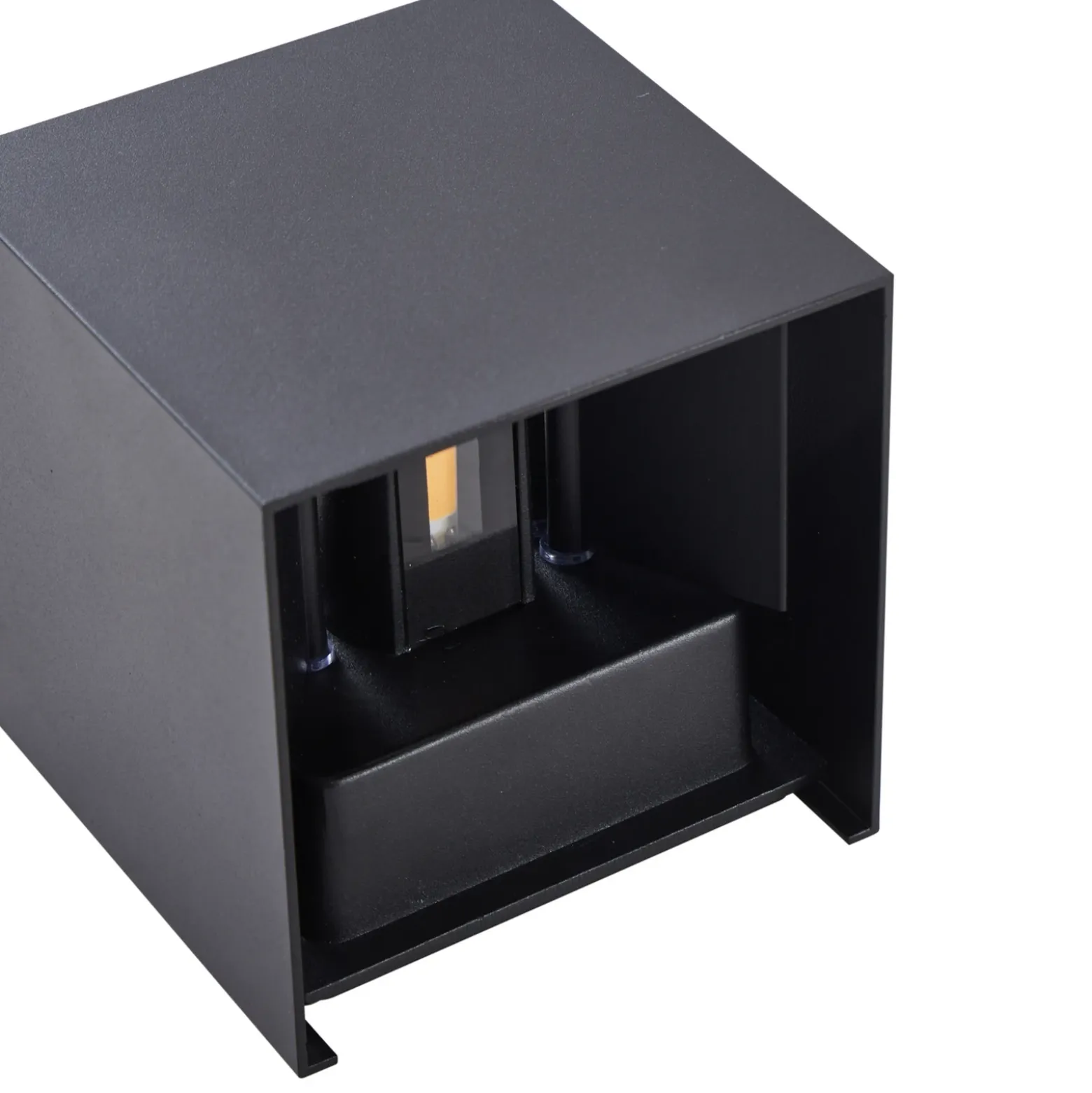 Aplique LED para exterior Lindby Nivar, angular, negro, 10 cm, IP54