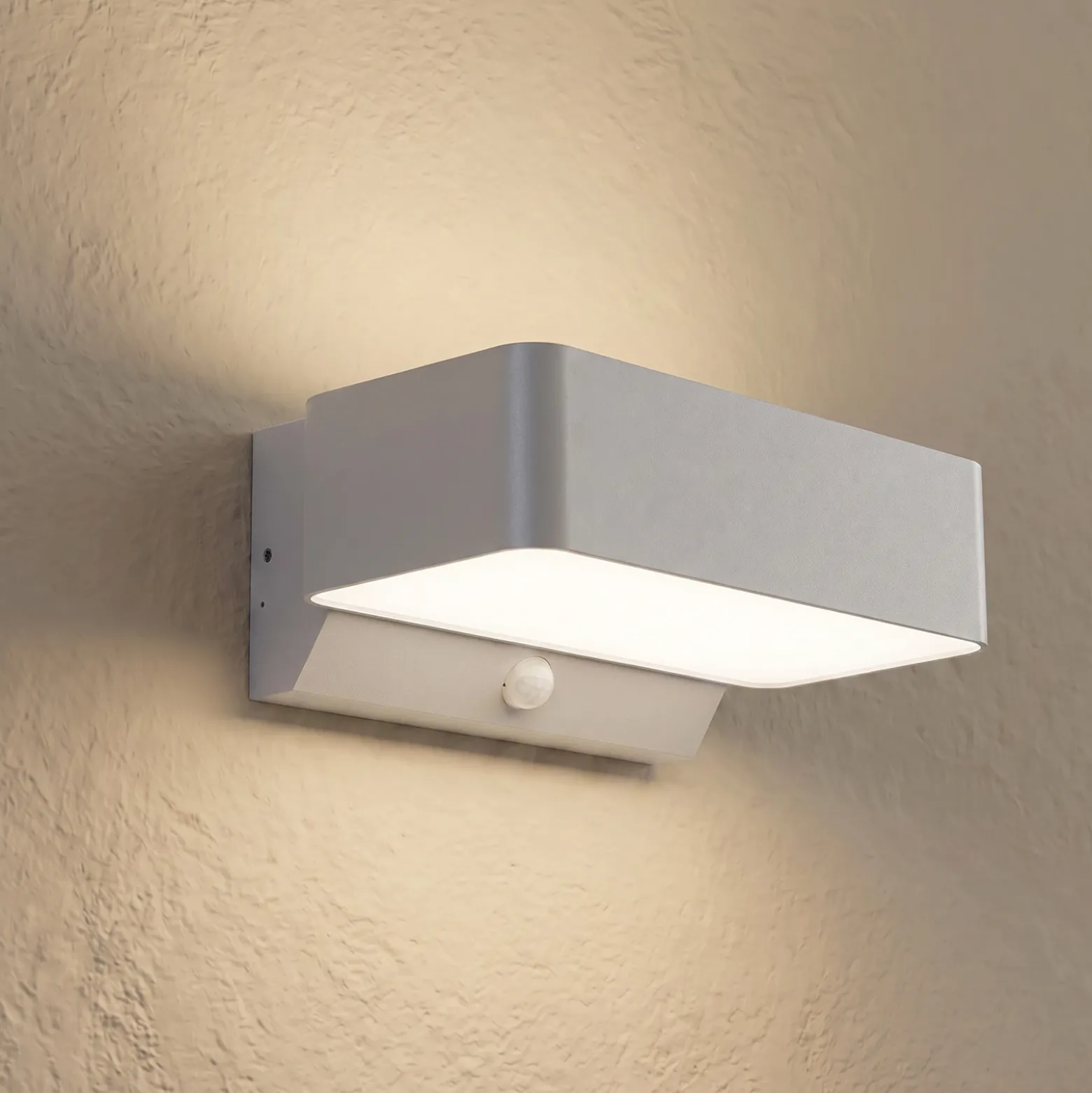Aplique LED para exterior Lindby Fando, plata mate, con sensor, IP44